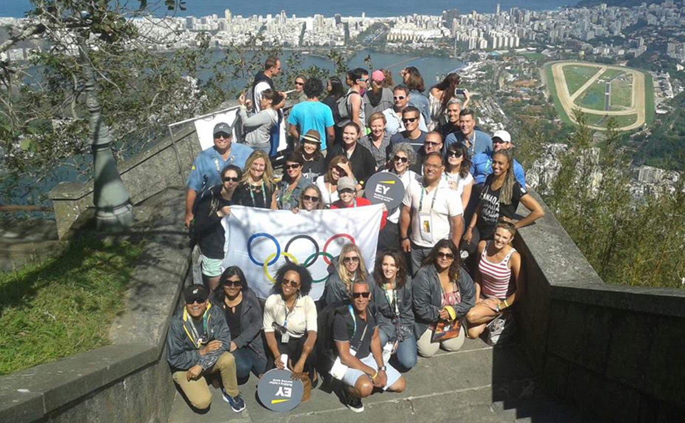 Grupo de estudantes em experiência cultural